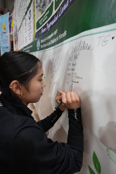 Signatures accumulating across the pledge panel.