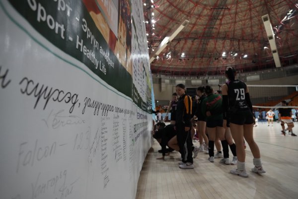 The session seen from along the wall.